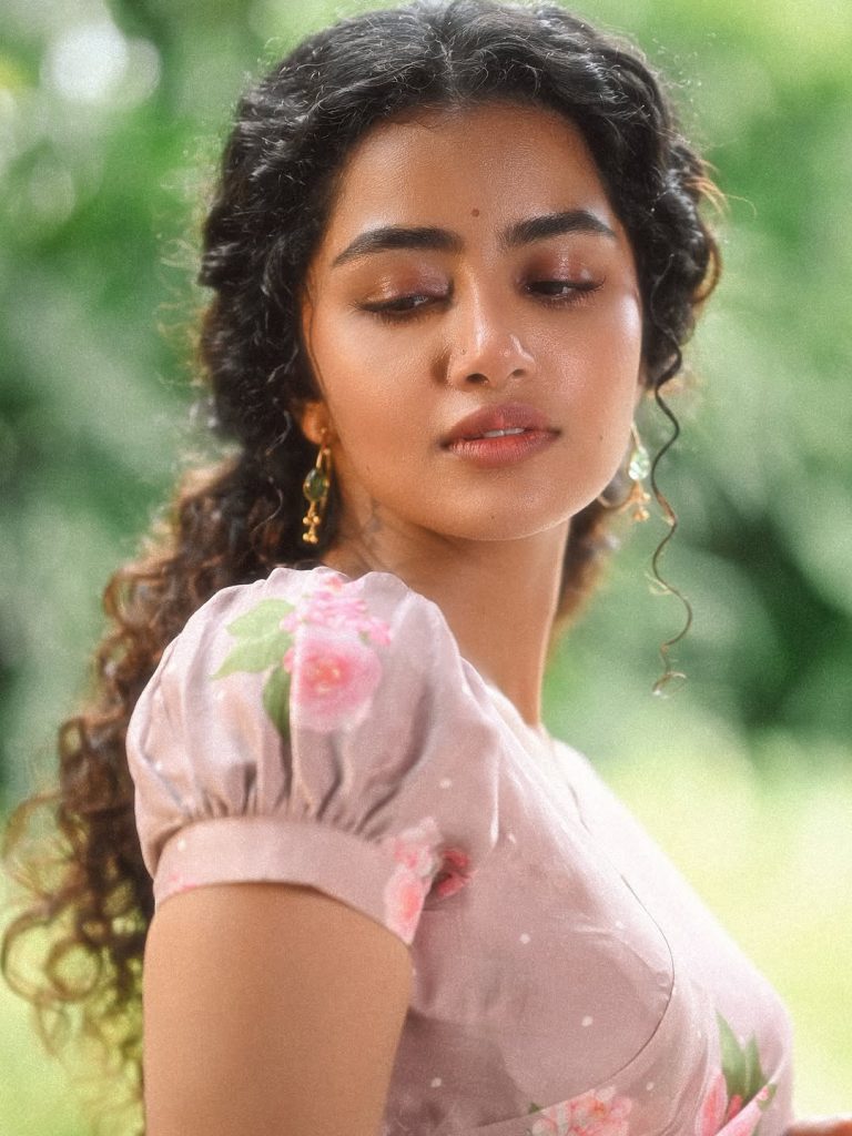 Adorable saree presentation reflects Anupama Parameswaran's charming innocence