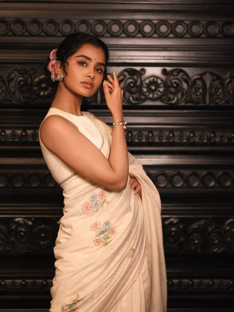 Ethereal beauty enhanced by Anupama Parameswaran's pure white saree's pristine elegance