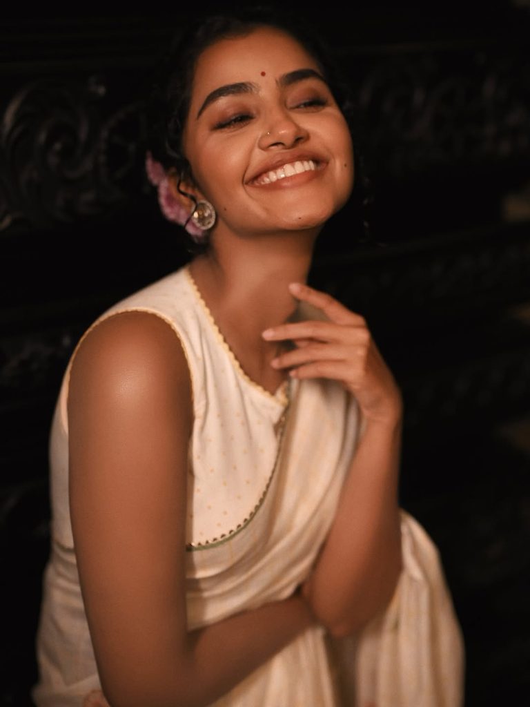 Ethereal beauty enhanced by Anupama Parameswaran's pure white saree's pristine elegance