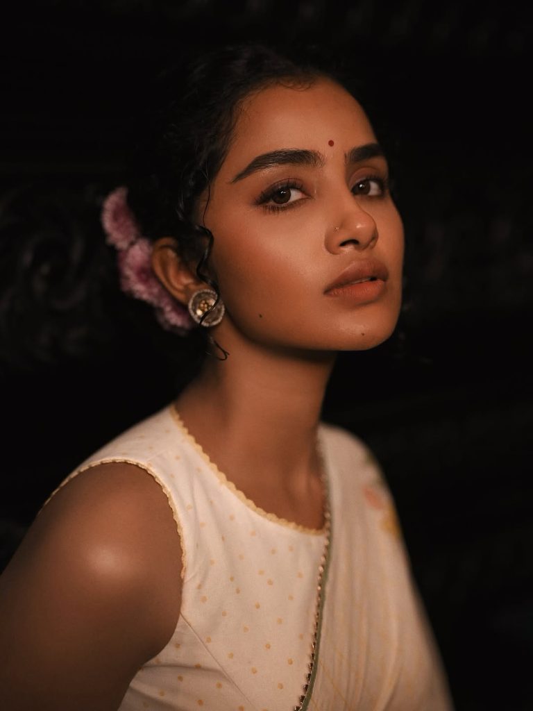 Ethereal beauty enhanced by Anupama Parameswaran's pure white saree's pristine elegance