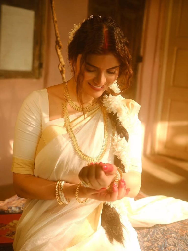Cultural white saree look reflects Anveshi Jain's traditional fashion sense