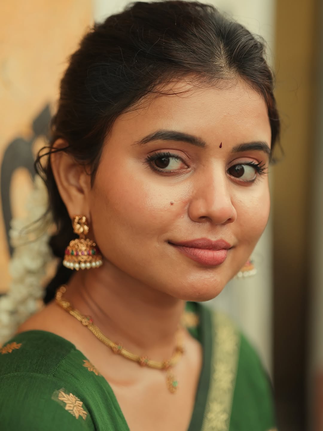 Organic beauty approach emphasizes Arul Jyothi's authentic traditional styling