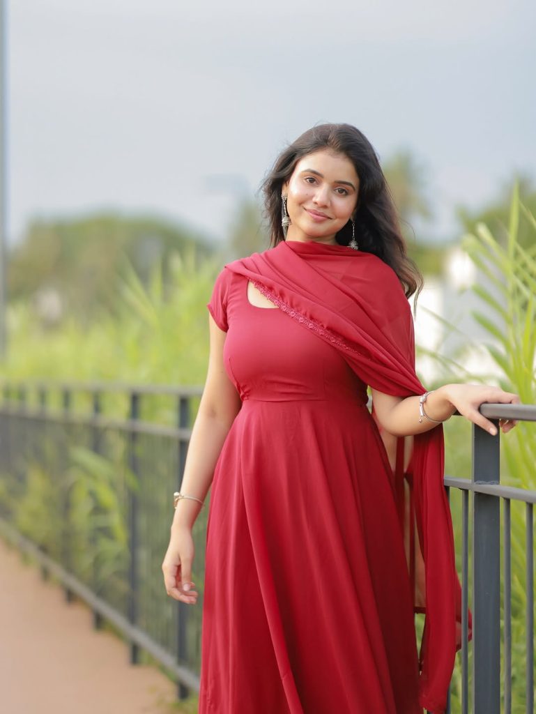 Traditional red chudidhar highlights Arul Jyothi's South Indian cultural fashion heritage