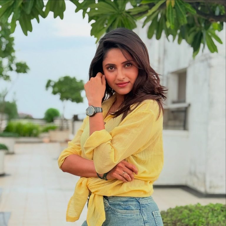 Bright yellow t-shirt adds cheerful pop of color to Aysha's casual ensemble