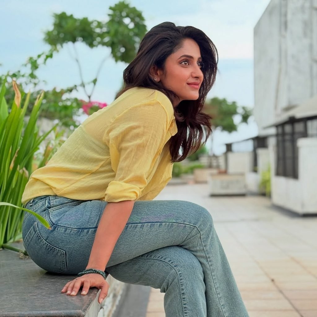 Bright yellow t-shirt adds cheerful pop of color to Aysha's casual ensemble
