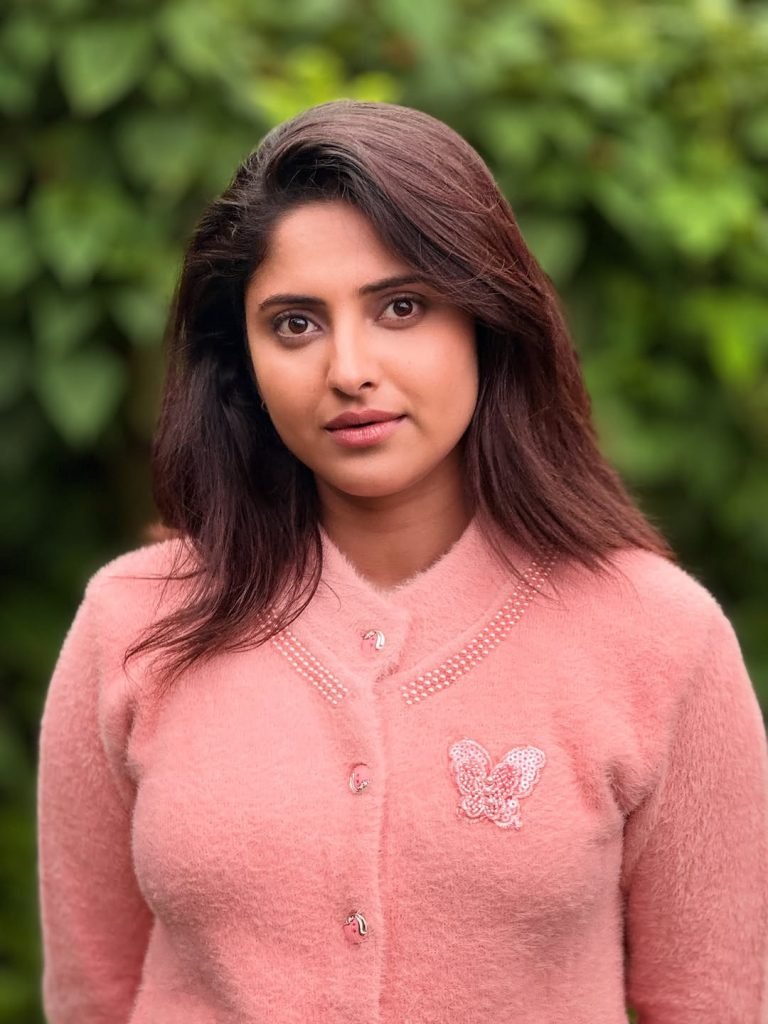 Natural sunlight filters through leaves creating gorgeous portrait lighting for Aysha