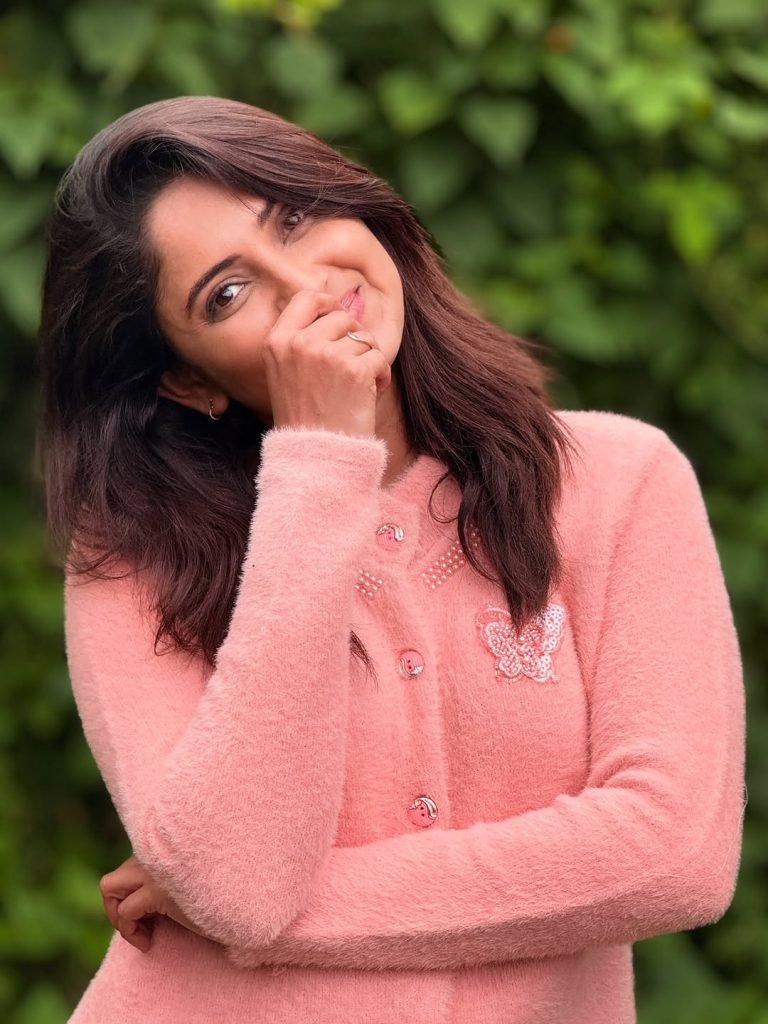 Natural sunlight filters through leaves creating gorgeous portrait lighting for Aysha