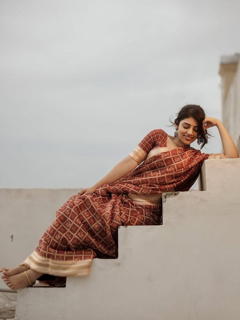 Traditional saree presentation showcases Bandhavi Sridhar's cultural fashion expertise