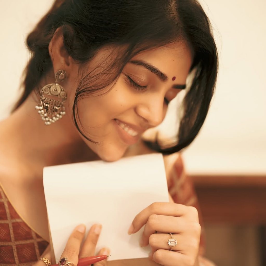 Traditional saree presentation showcases Bandhavi Sridhar's cultural fashion expertise