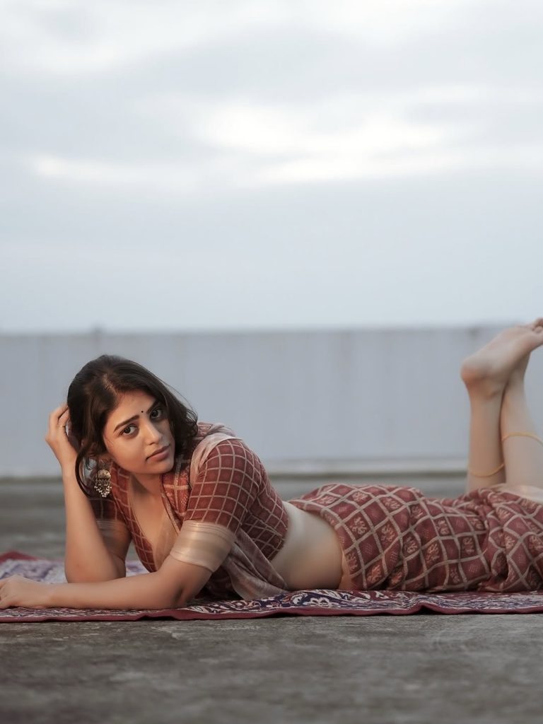 Traditional saree presentation showcases Bandhavi Sridhar's cultural fashion expertise