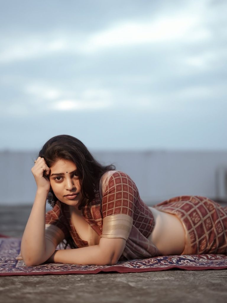 Traditional saree presentation showcases Bandhavi Sridhar's cultural fashion expertise