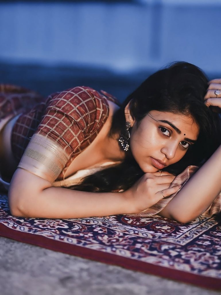 Traditional saree presentation showcases Bandhavi Sridhar's cultural fashion expertise