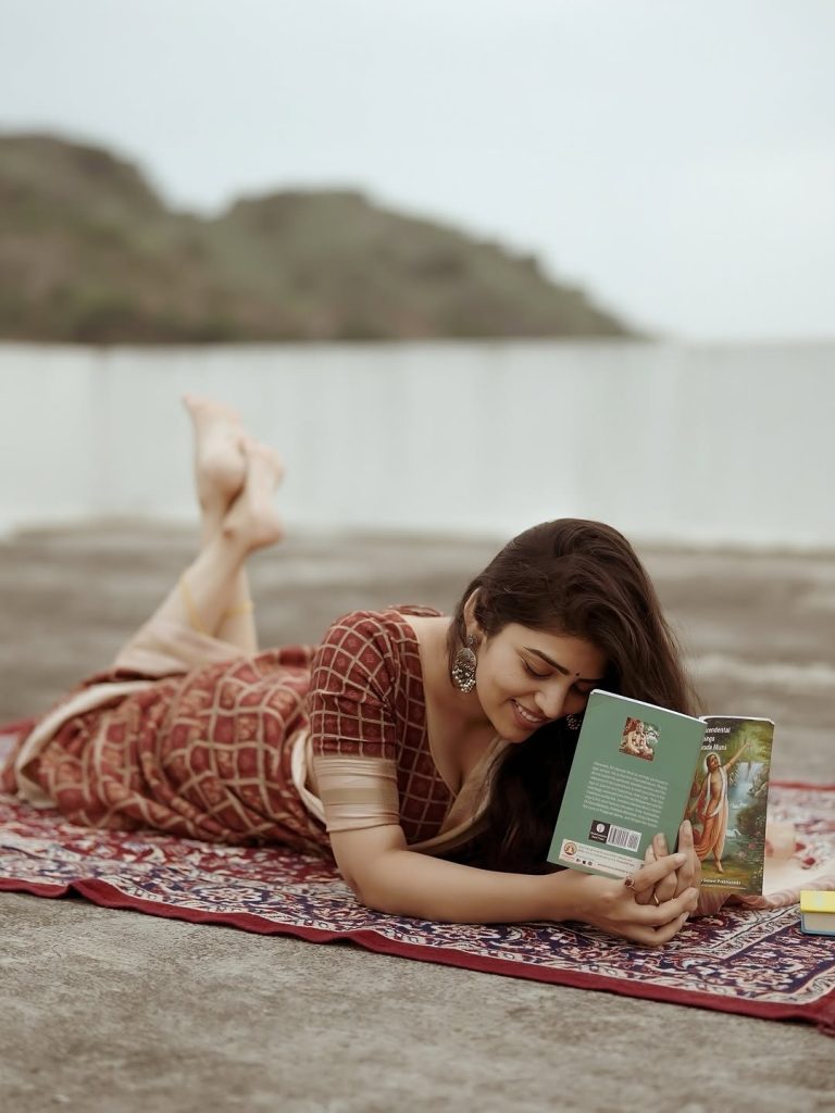 Graceful styling highlights Bandhavi Sridhar's natural poise and beauty