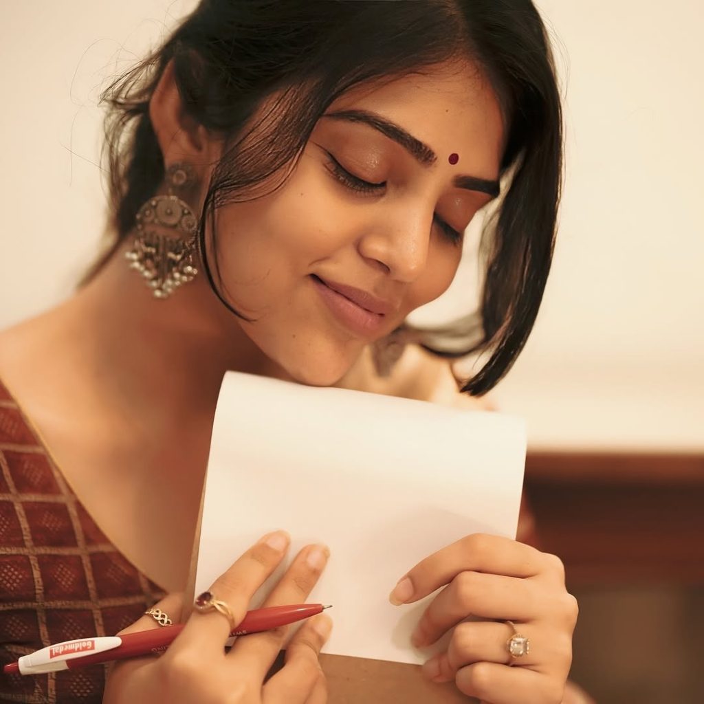 Bandhavi Sridhar embodies grace in beautiful traditional saree ensemble
