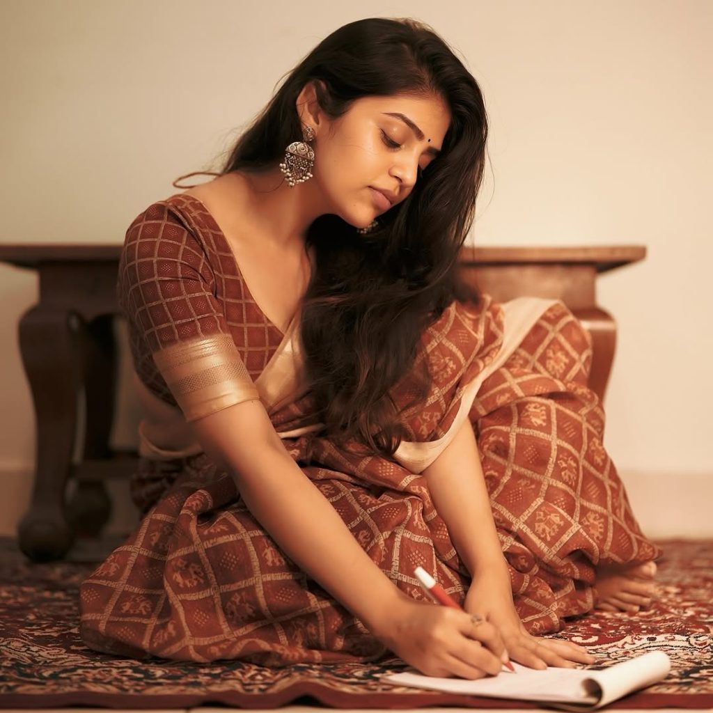 Bandhavi Sridhar embodies grace in beautiful traditional saree ensemble