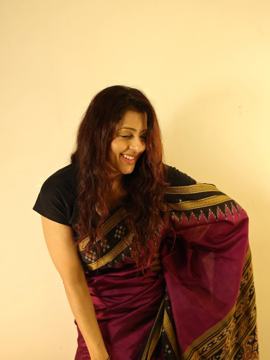 Bhumika Chawla’s Royal Maroon Saree Look Will Leave You Mesmerized (14)