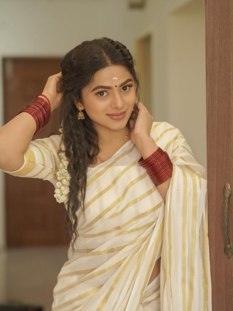 Pure white saree creates timeless elegance in Delna Davis's traditional portrait