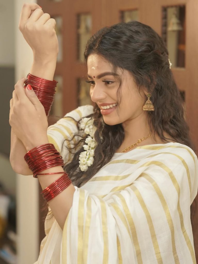 Delna Davis embodies cultural grace in pristine white saree ensemble