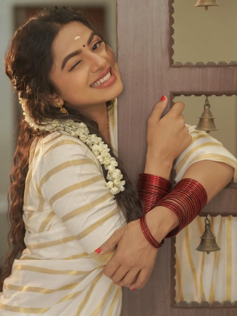 Traditional white draping showcases Delna Davis's respect for Indian heritage