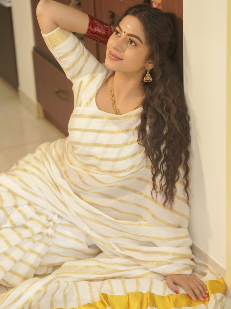 Traditional white draping showcases Delna Davis's respect for Indian heritage