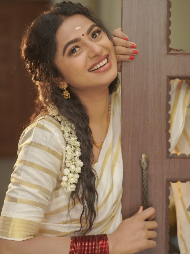 Elegant white saree styling highlights Delna Davis's natural beauty