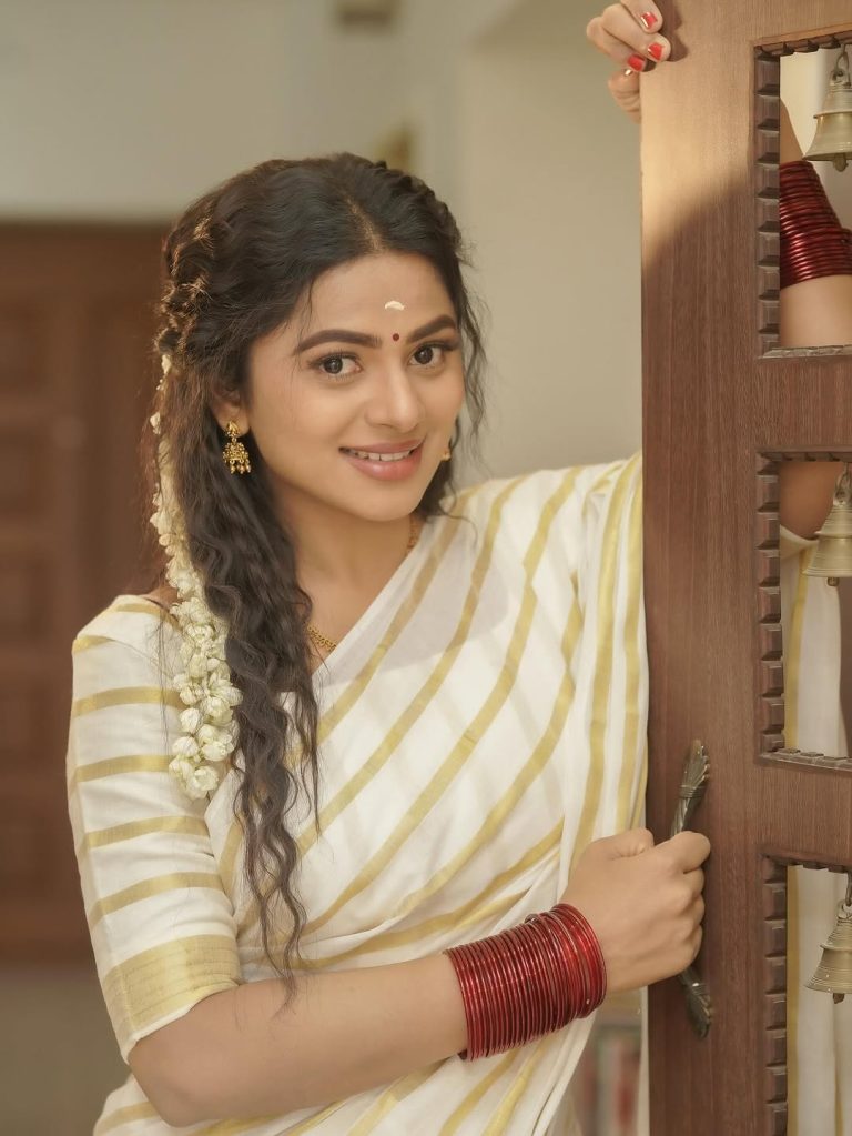 Pure white saree creates timeless elegance in Delna Davis's traditional portrait