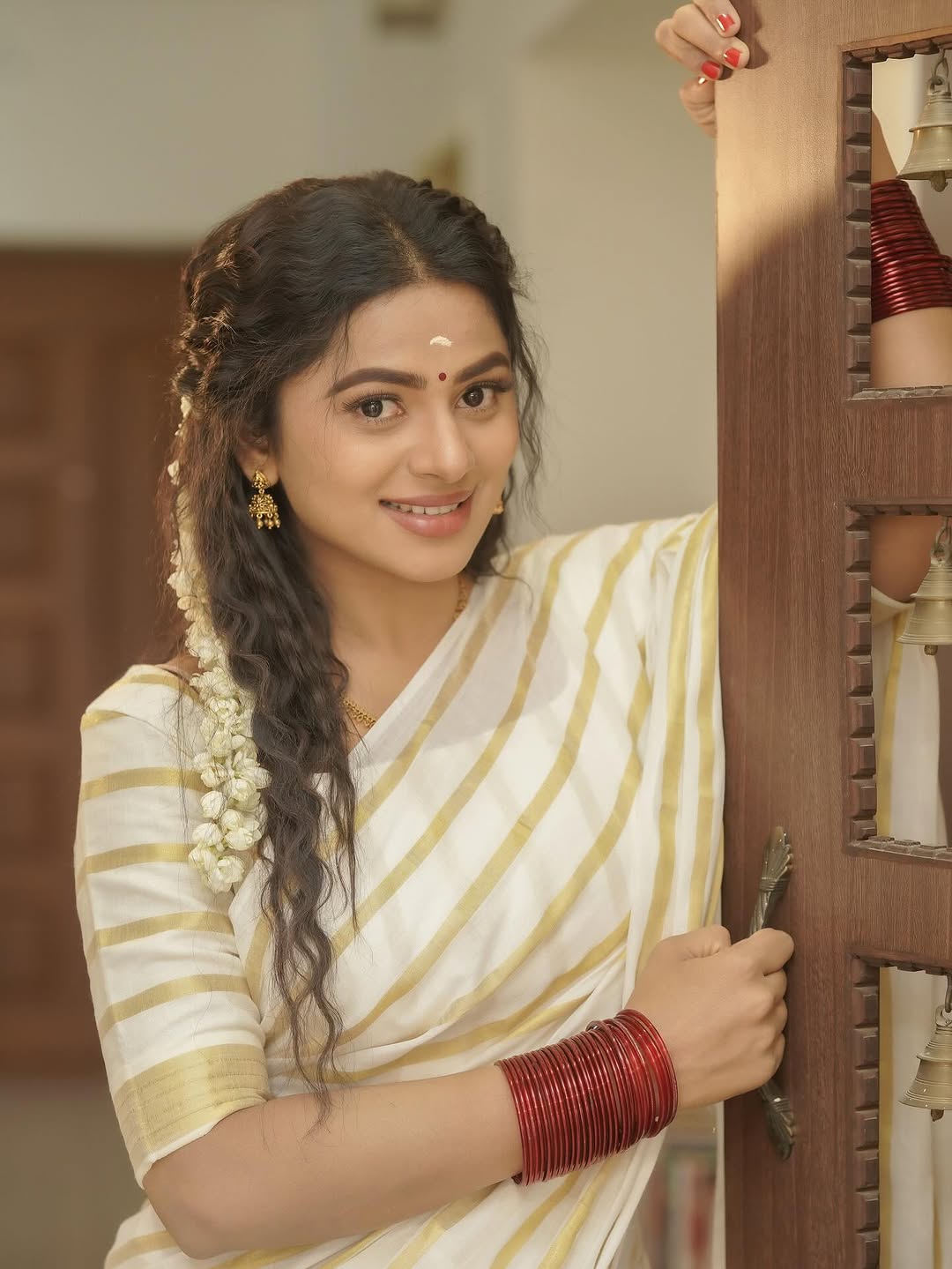 Pure white saree creates timeless elegance in Delna Davis's traditional portrait