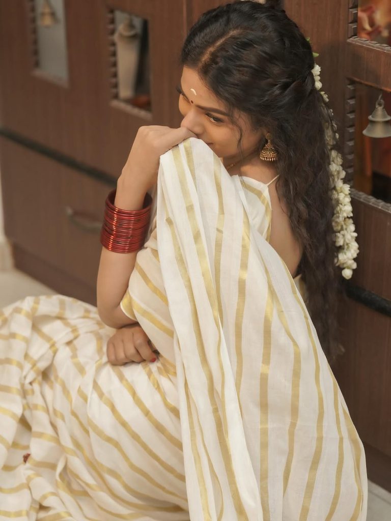 Pure white saree creates timeless elegance in Delna Davis's traditional portrait