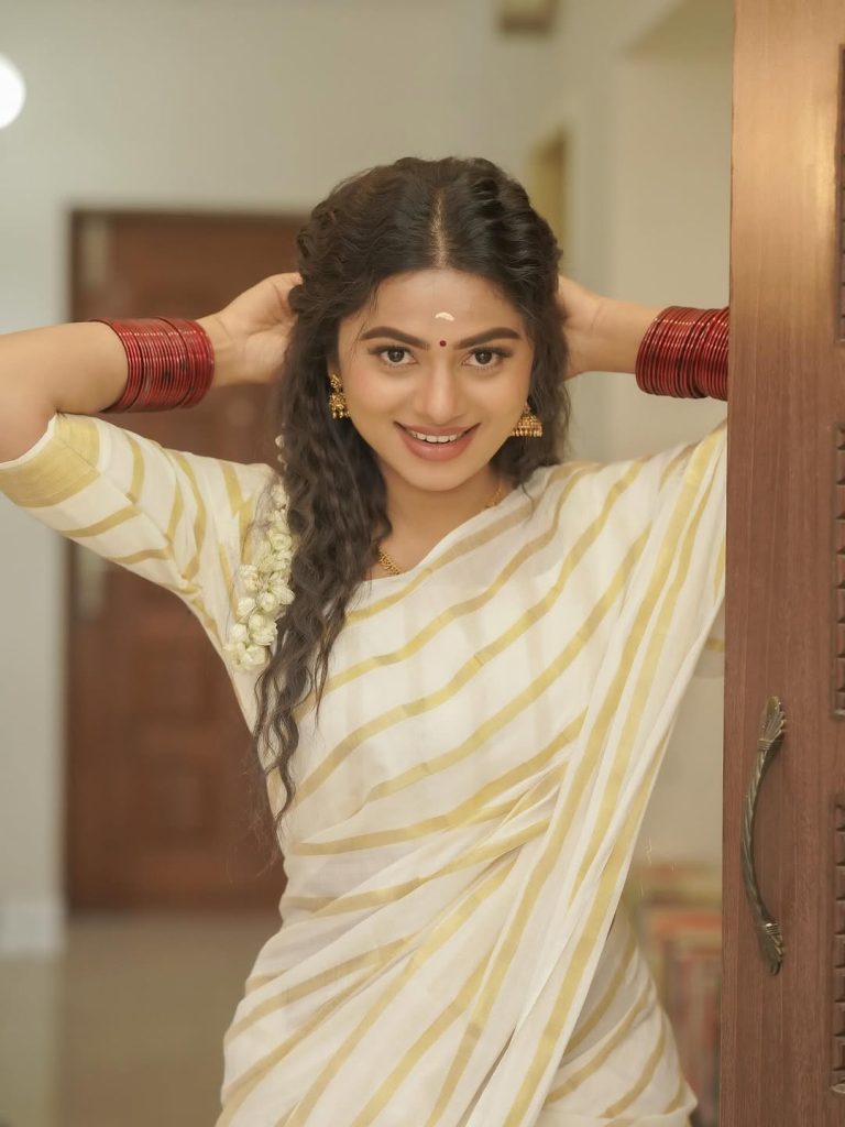Pure white saree creates timeless elegance in Delna Davis's traditional portrait