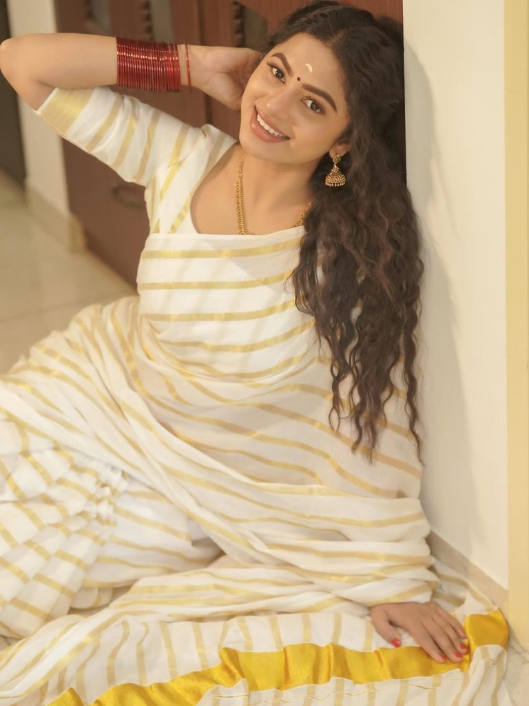 Delna Davis embodies cultural grace in pristine white saree ensemble