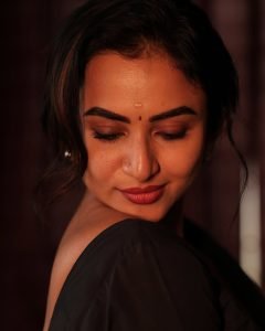 Gallery photography captures Janani Ashok Kumar's bold color coordination skills