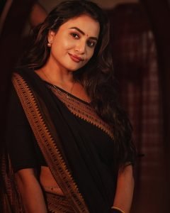 Janani Ashok Kumar embodies contrast elegance in black saree with bright yellow accent
