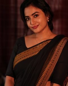 Janani Ashok Kumar embodies contrast elegance in black saree with bright yellow accent