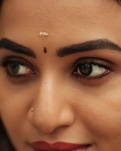 Gallery photography captures Janani Ashok Kumar's bold color coordination skills