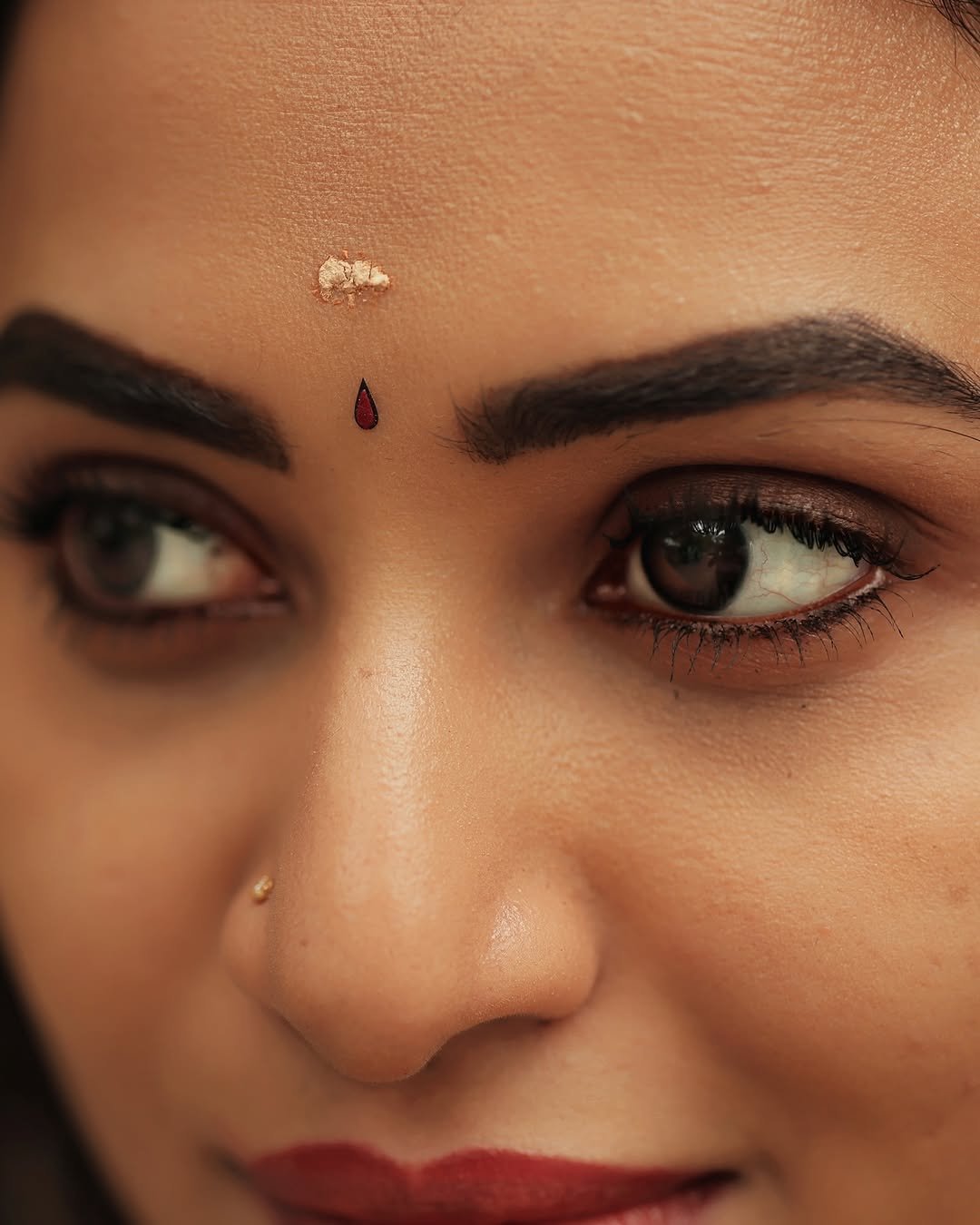 Janani Ashok Kumar in a black saree with yellow border outdoor gallery (2)