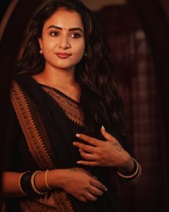 Gallery photography captures Janani Ashok Kumar's bold color coordination skills