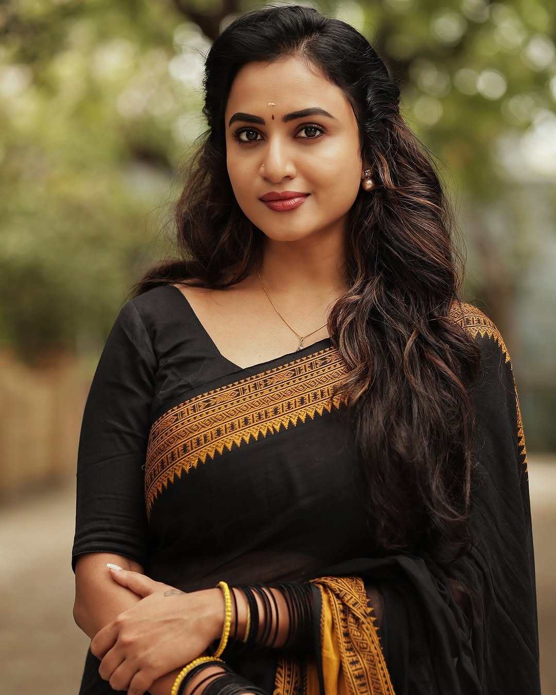 Janani Ashok Kumar in a black saree with yellow border outdoor gallery (6)