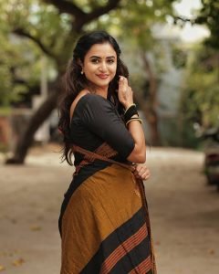 Janani Ashok Kumar embodies contrast elegance in black saree with bright yellow accent