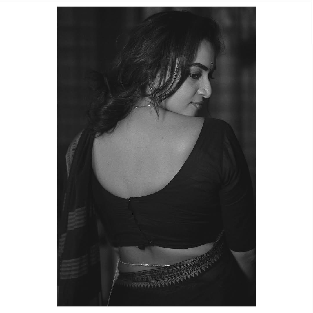 Janani Ashok Kumar in a black saree with yellow border outdoor gallery (9)