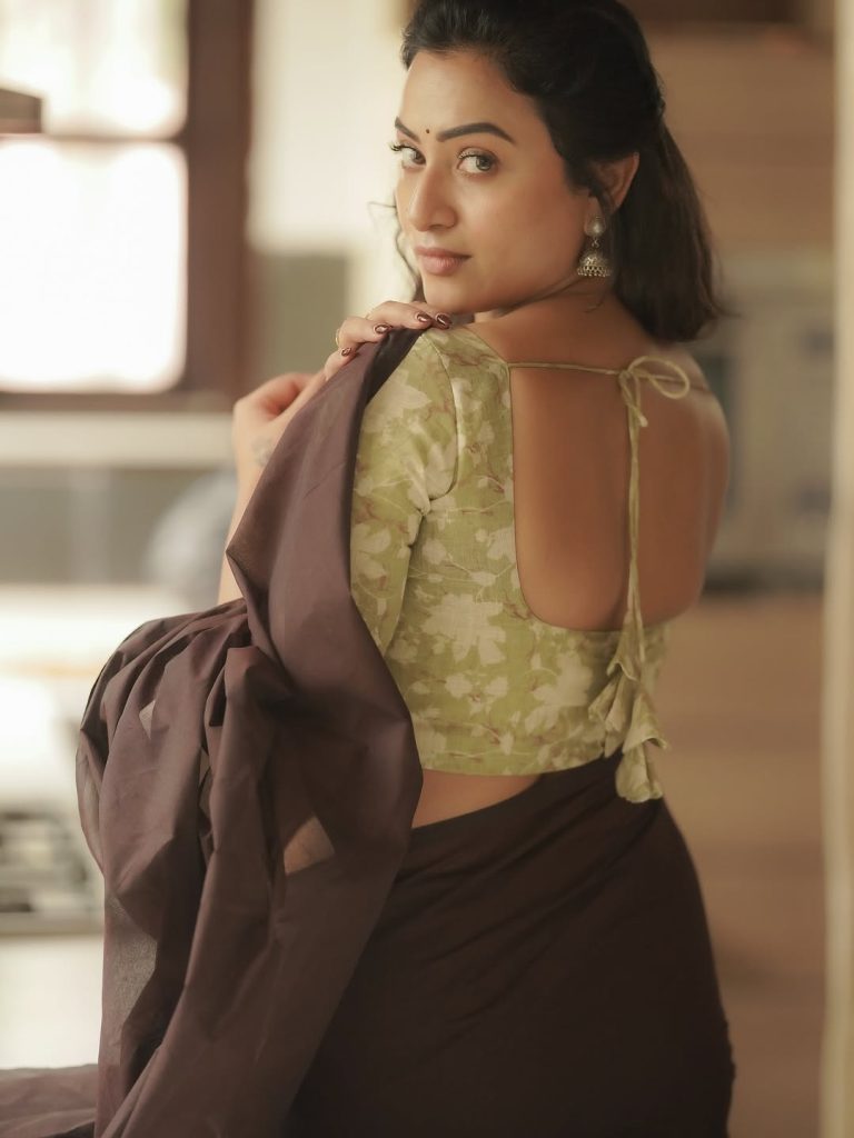 Olive green printed blouse adds perfect accent to Janani Ashok Kumar's brown saree