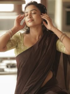 Olive green printed blouse adds perfect accent to Janani Ashok Kumar's brown saree