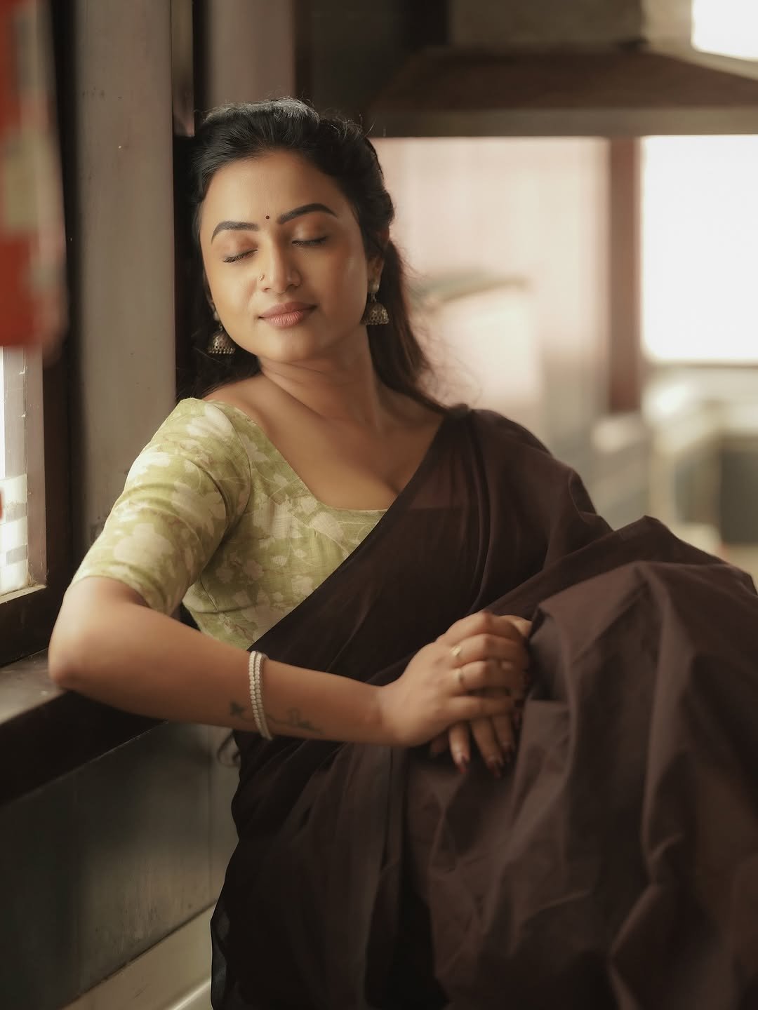 Janani Ashok Kumar in a brown saree with olive green printed blouse (36)
