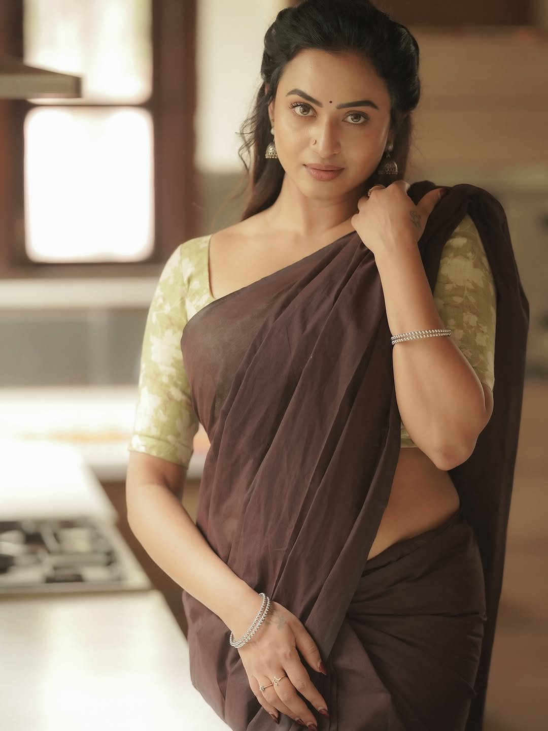 Janani Ashok Kumar in a brown saree with olive green printed blouse (37)