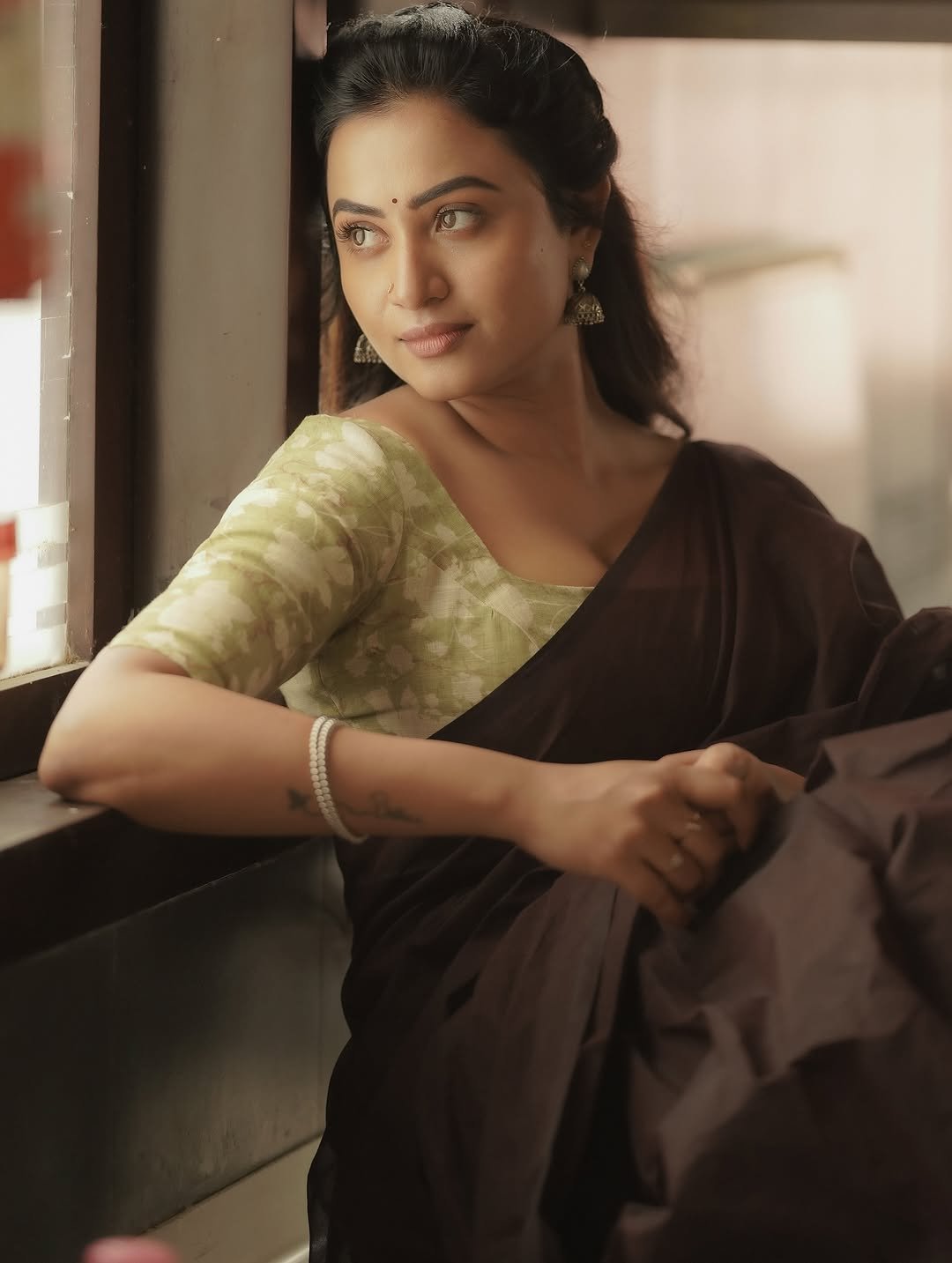 Janani Ashok Kumar in a brown saree with olive green printed blouse (38)