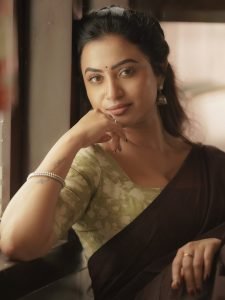 Sophisticated color combination highlights Janani Ashok Kumar's fashion coordination