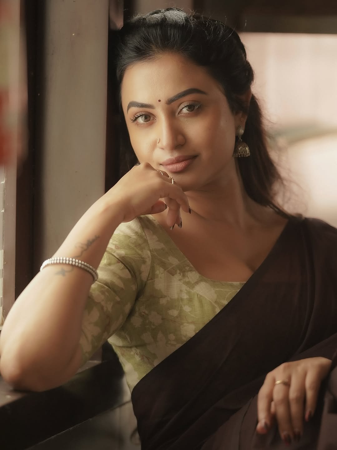 Janani Ashok Kumar in a brown saree with olive green printed blouse (39)