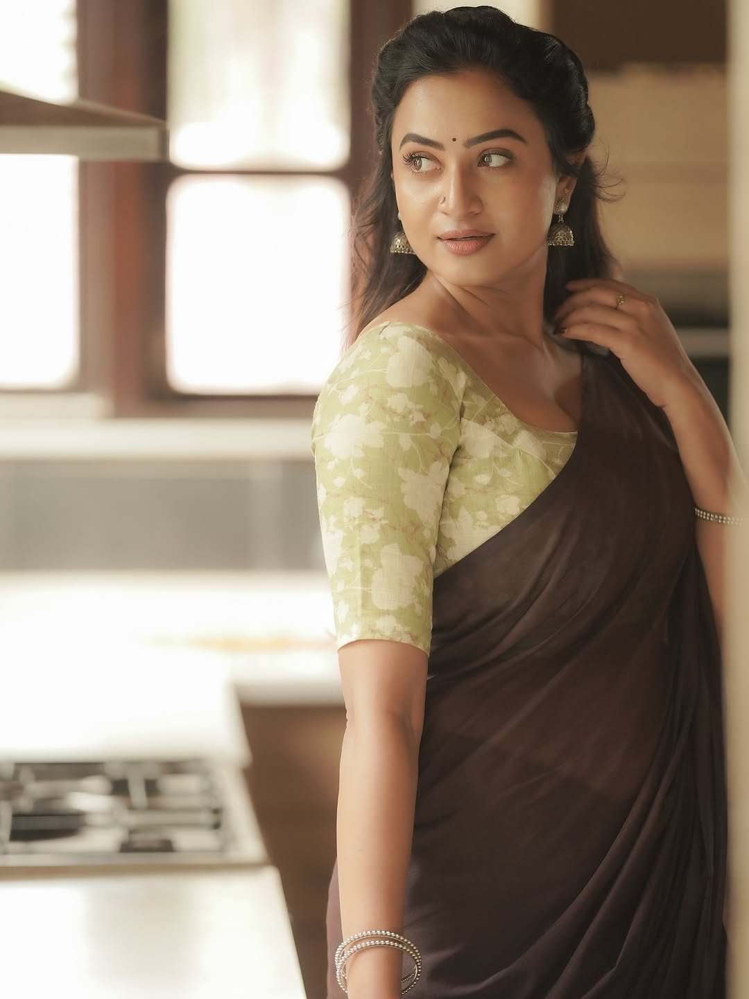 Janani Ashok Kumar in a brown saree with olive green printed blouse (40)