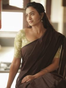 Sophisticated color combination highlights Janani Ashok Kumar's fashion coordination