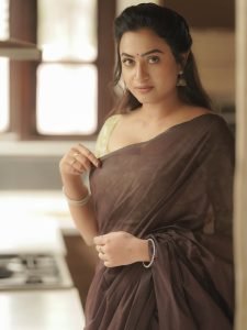 Sophisticated color combination highlights Janani Ashok Kumar's fashion coordination