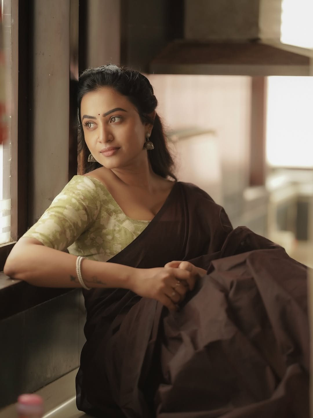 Janani Ashok Kumar in a brown saree with olive green printed blouse (43)